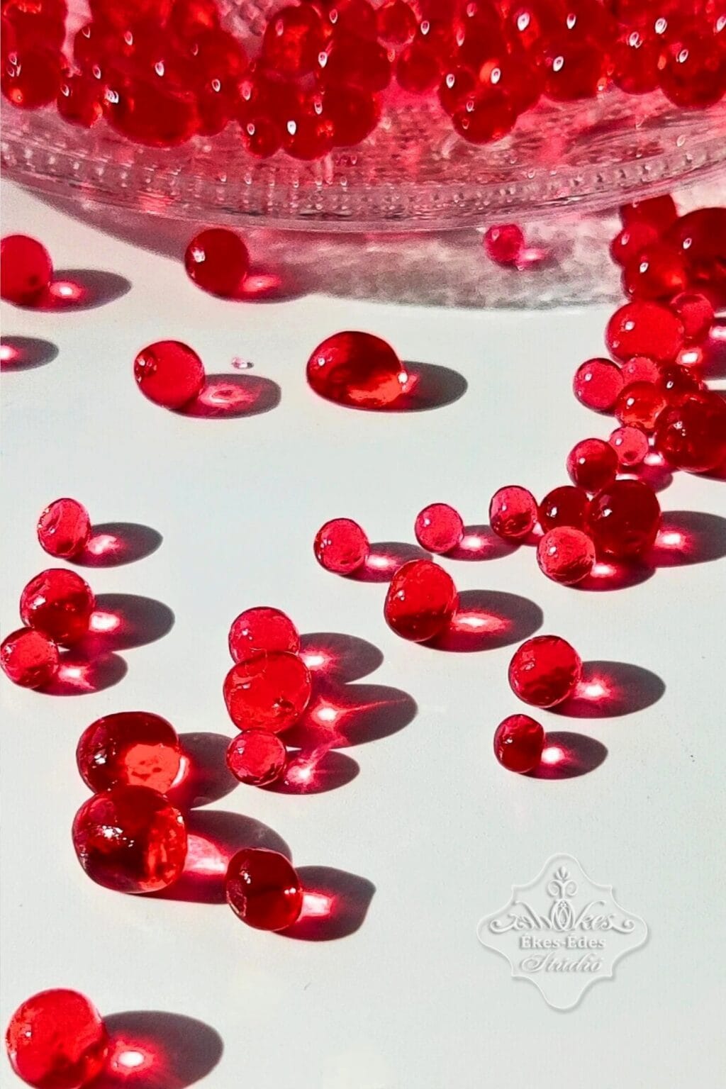 Gyümölcskaviár, illetve nagyobb zselé piros fényben játszó zselé gyöngyök, a tanfolyam kiegészítő kis témája.