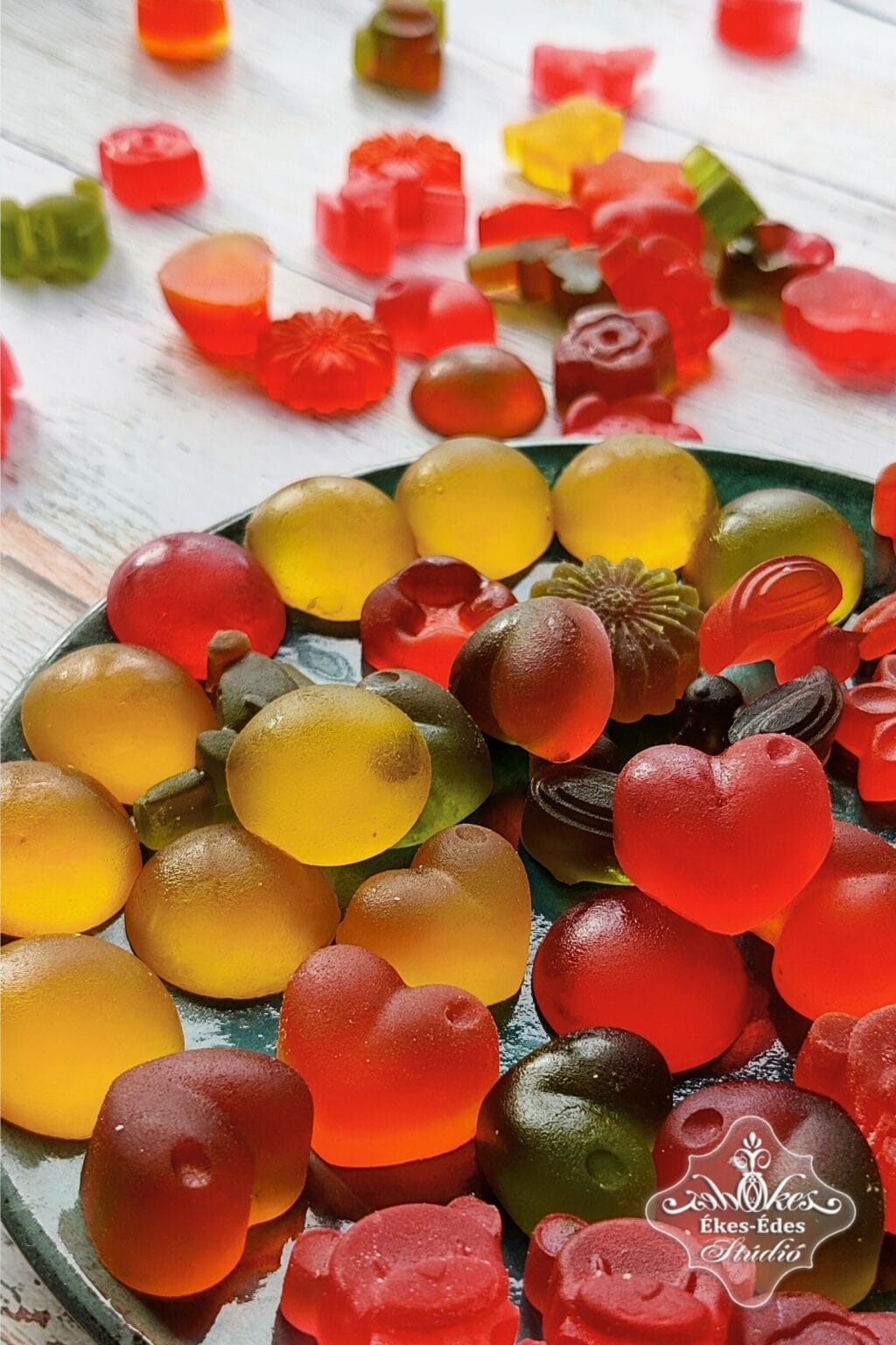 Házi készítésű gumicukrok egy zselévirágos tanfolyam kiegészítő technikájaként.