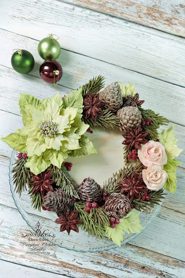 Csokoládékrémből díszítőcsövekkel megformált adventi koszorúval díszített torta
