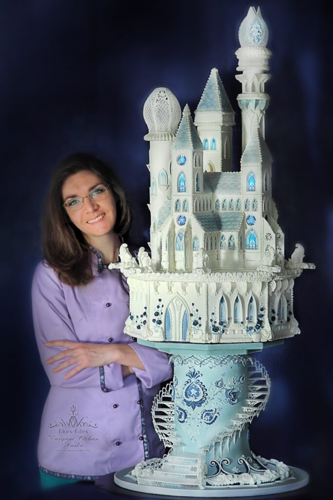 Vargáné Orbán Anikó és a nemzetközi díjas munkája, a royal icing technikákkal készített cukormáz kastély.