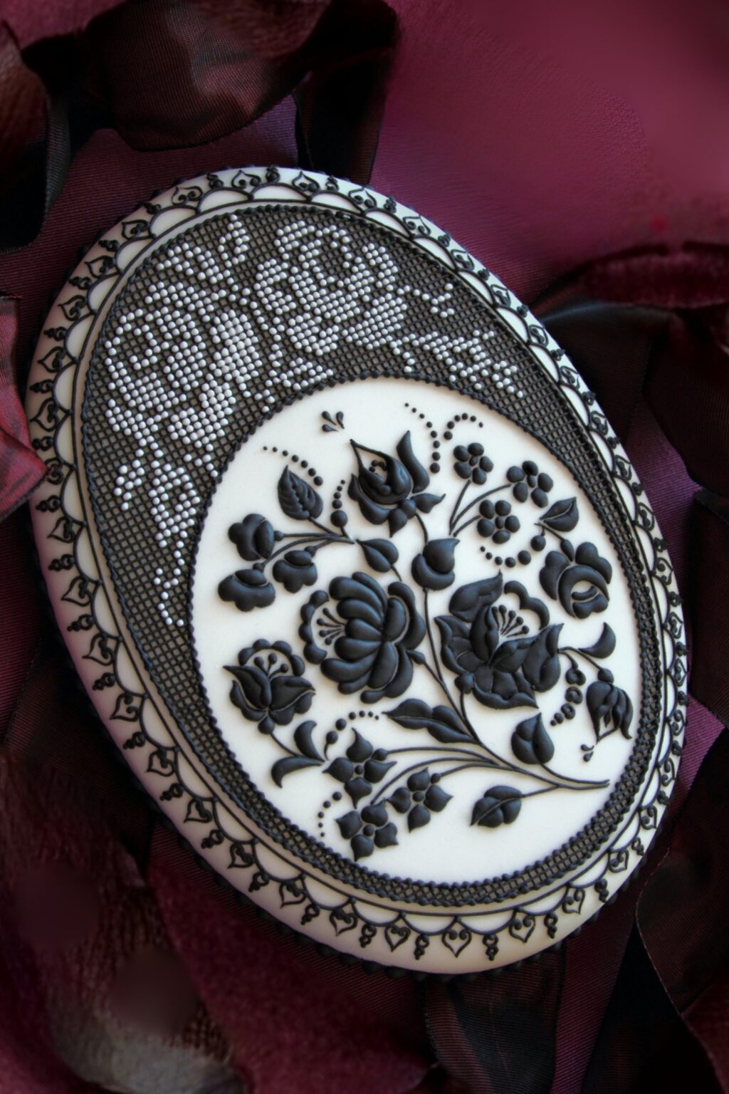 Fekete-fehér royal icing technikáival díszített cukormázas mézeskalács, Vargáné Orbán Anikó bemutató munkája