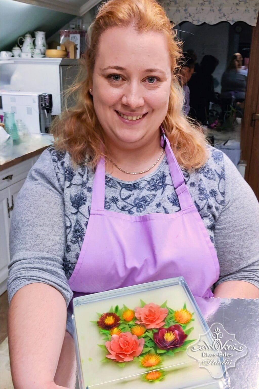 Résztvevő az elkészült virágos zselétortáját mutatja.