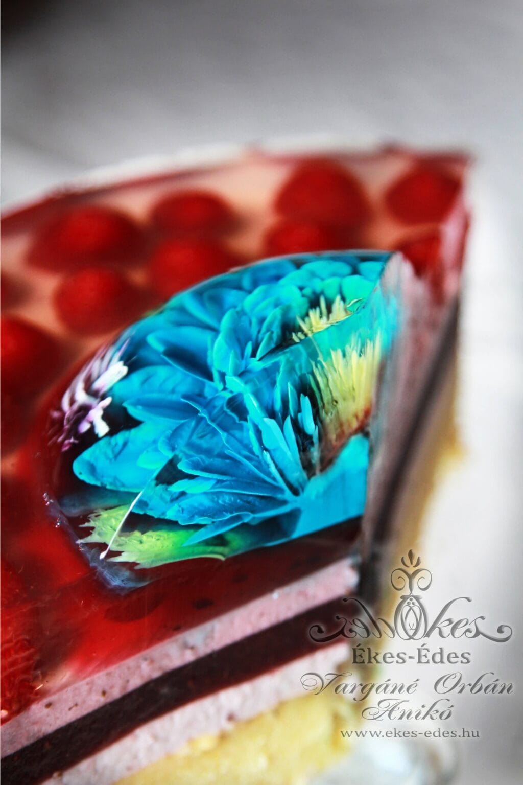 Zselévirágos, málnás, gyümölcsréteges, mousse krémes torta szelet.