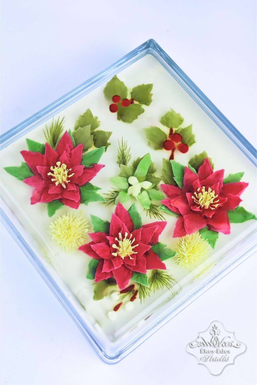 Karácsonyi hangulatú zselévirág torta mikulásvirágokkal, magyal bogyókkal.