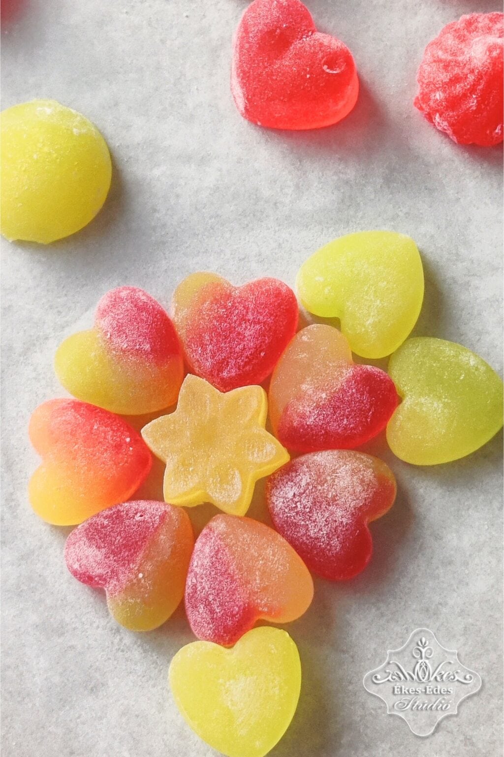 Házi készítésű gyümölcsös ízű, színes gumicukrok egy zselévirágos tanfolyam kiegészítő technikájaként.
