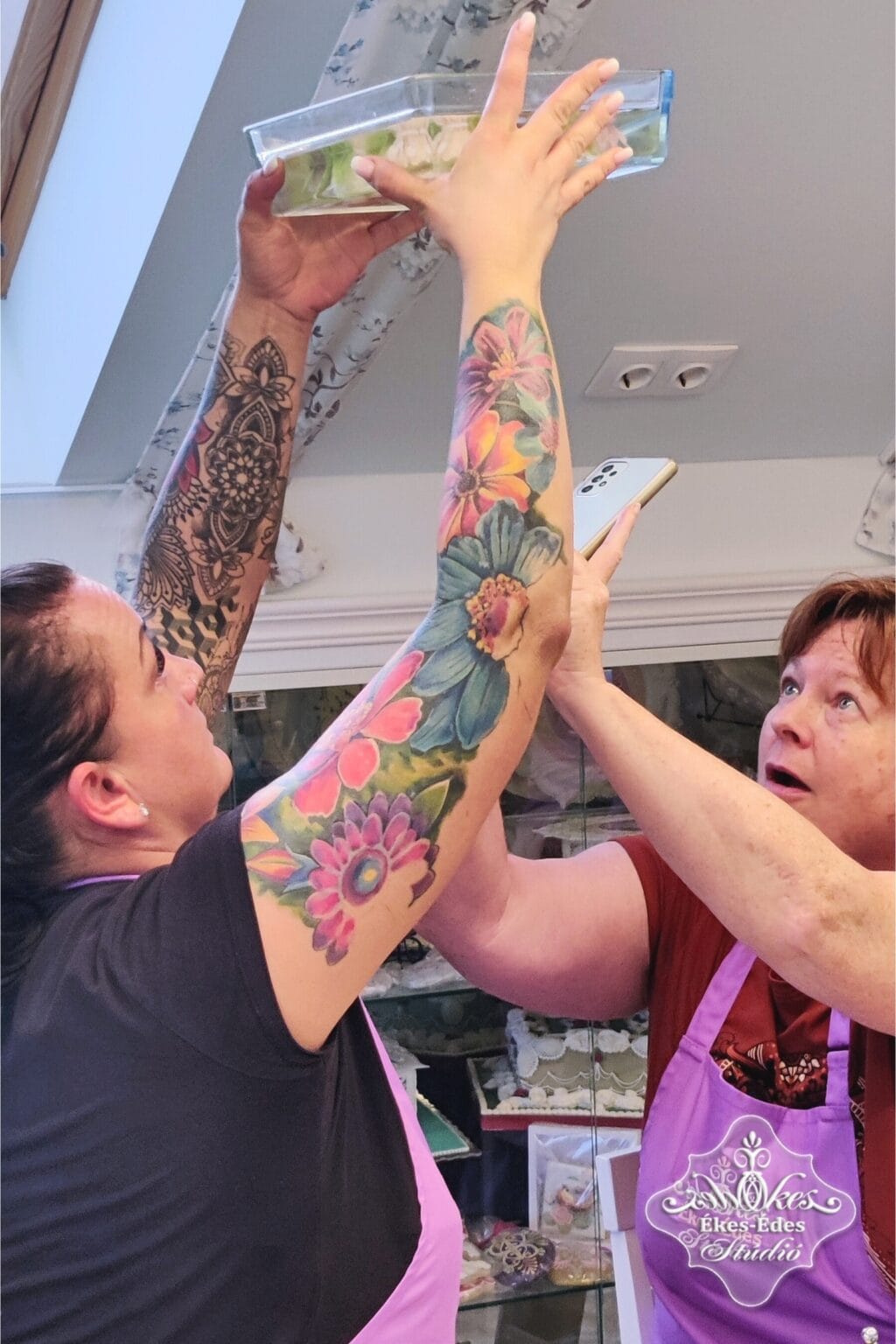 észtvevők kíváncsian figyelik egymás zselé tortáinak az alakulását munka közben.