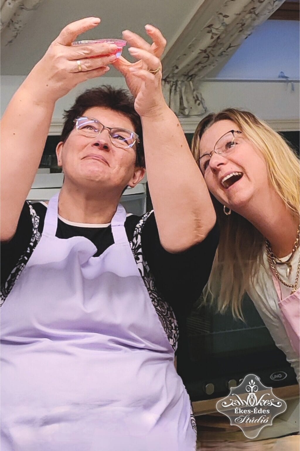 Résztvevők megnézik az első maguk által elkészített zselé virágokat.