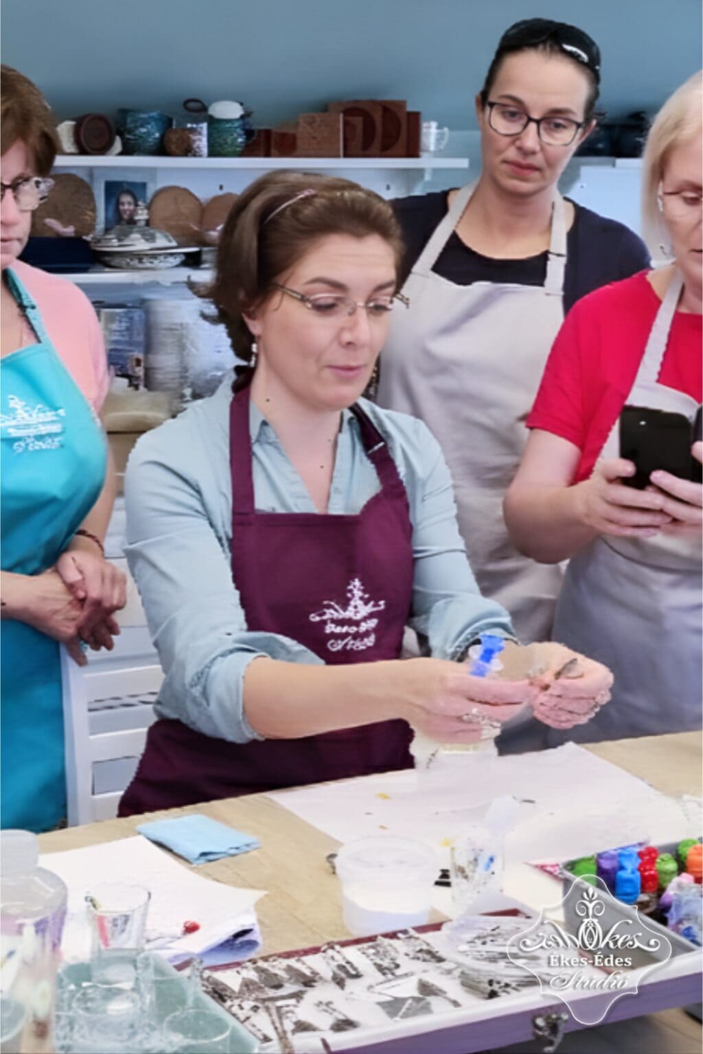 Vargáné Orbán Anikó, az oktató bemutatja a zselé virágok készítését.