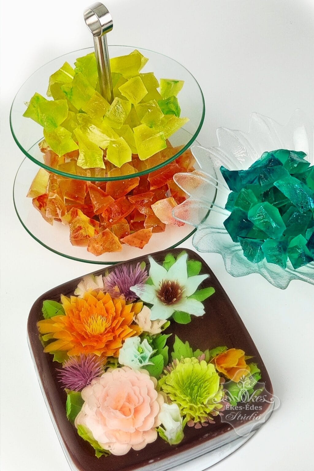 A tanfolyamon készült termékek: zselé kristályok és egy tanulói zselétorta