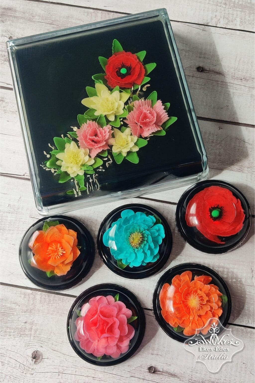 Egy résztvevő elkészült zselévirágos tortája és desszertjei a tanfolyam végén