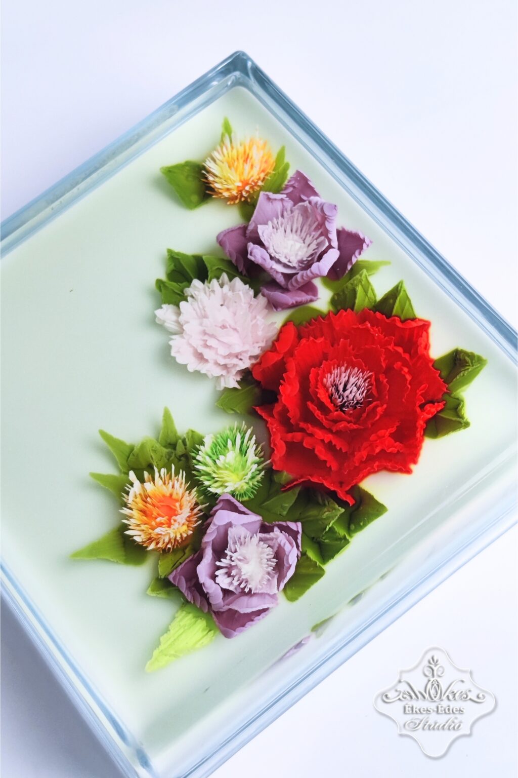 Résztvevő színes vegyes virágos tanfolyami tortája.