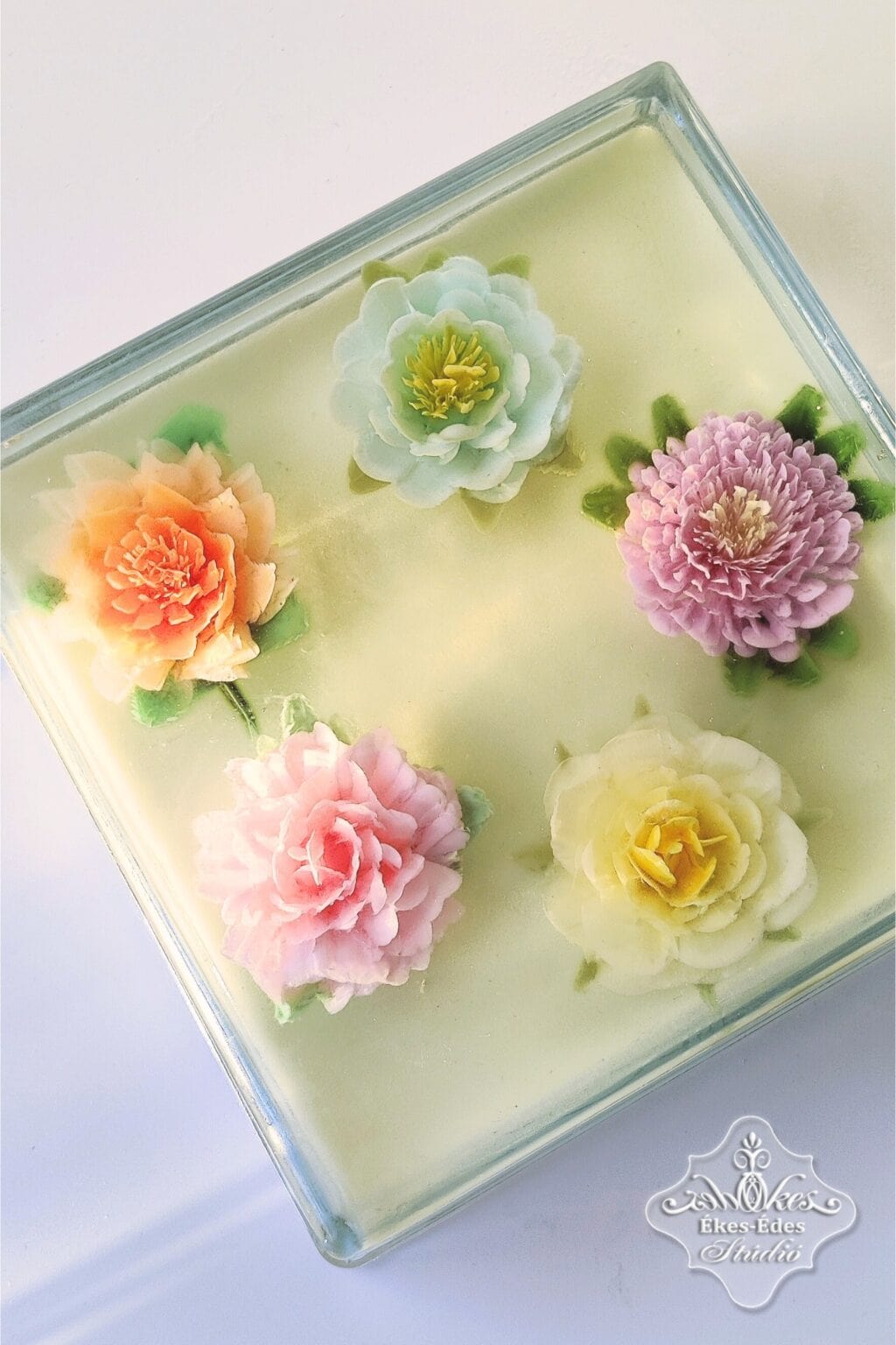 Résztvevő elkészült zselé virágos tortája