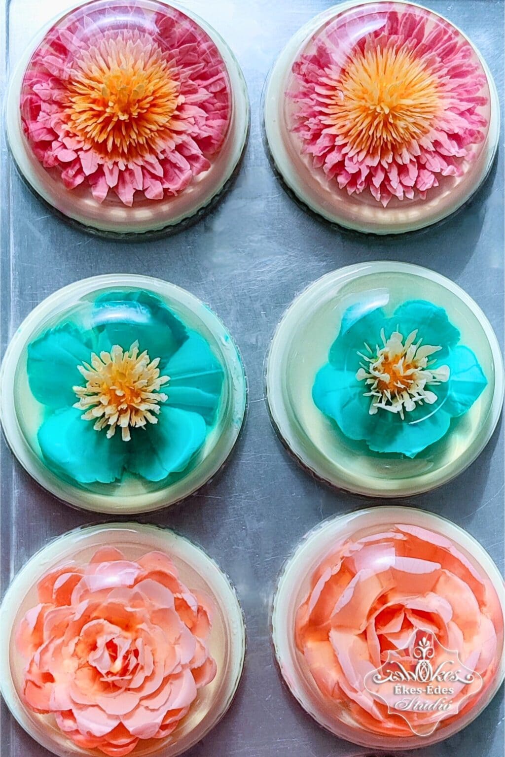 Tanulók által készített színes zselé virágos desszertek