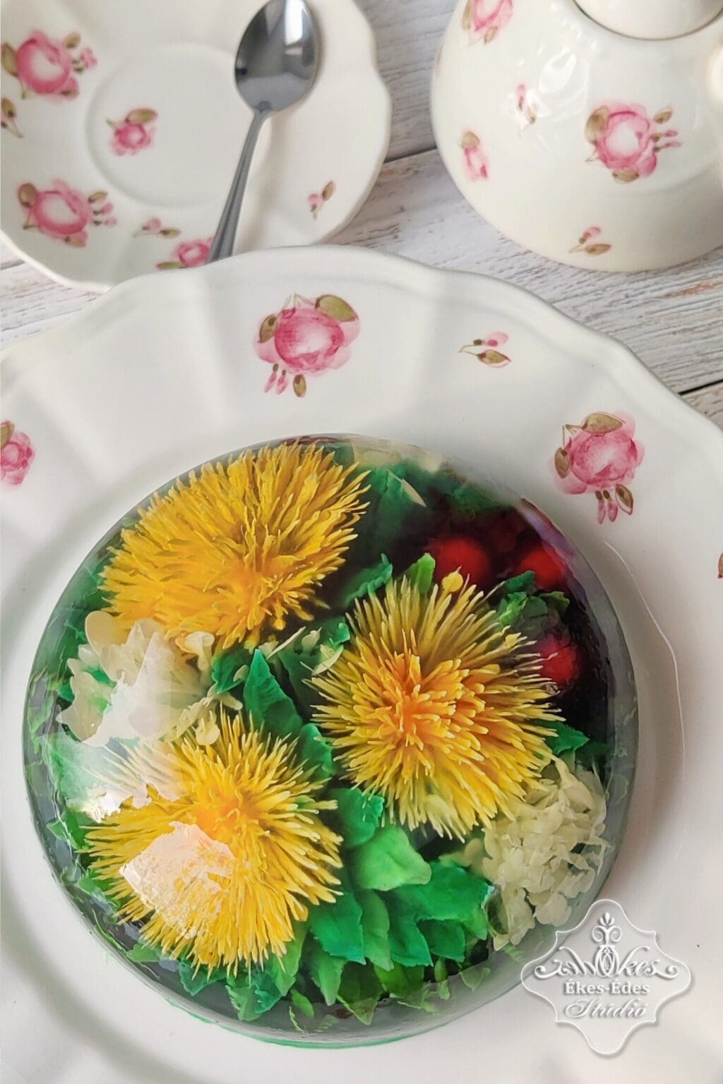 Az oktató, Vargáné Orbán Anikó pitypangos félgömb alakú zselé tortája.