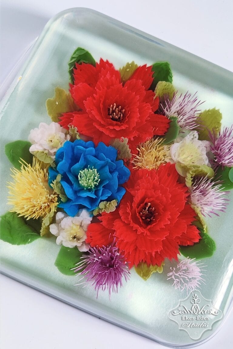 Tanfolyami résztvevő tortája színes, vegyes virágokkal