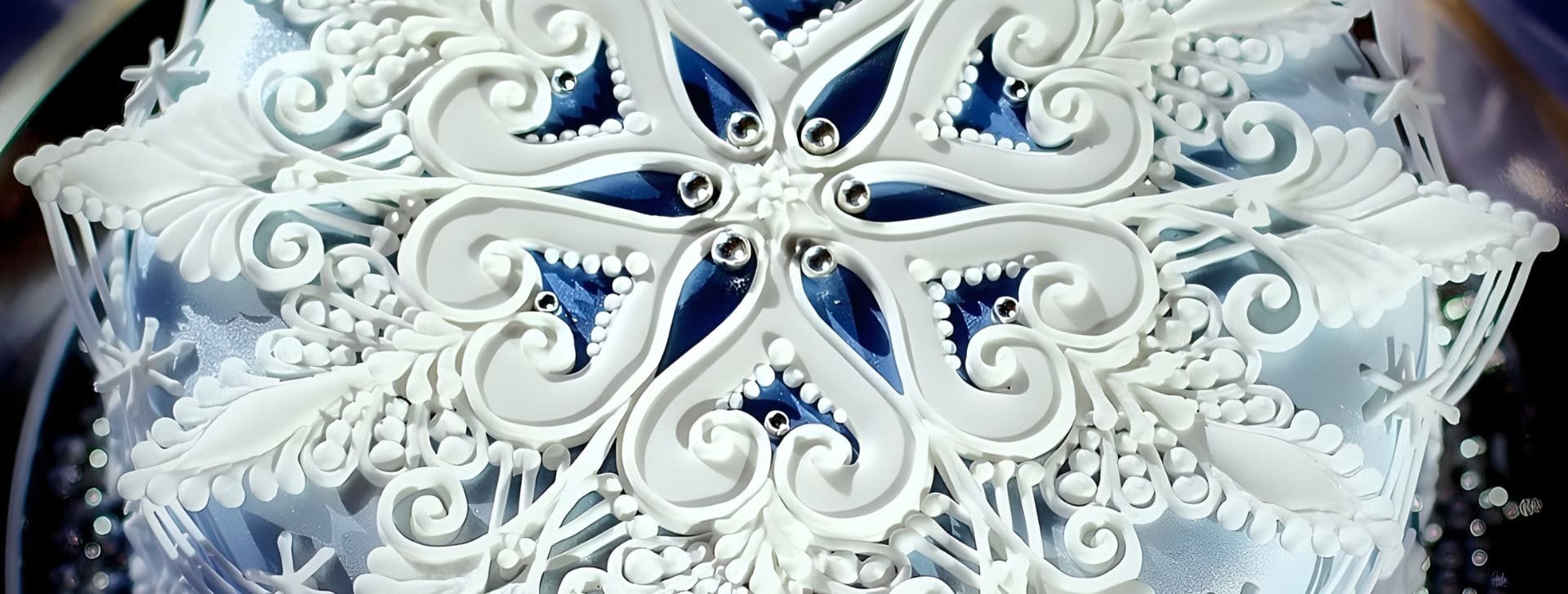 Cukormázzal írt royal icing tortatető részlet a Cukormázas alapismeretek tanfolyam borítóképe
