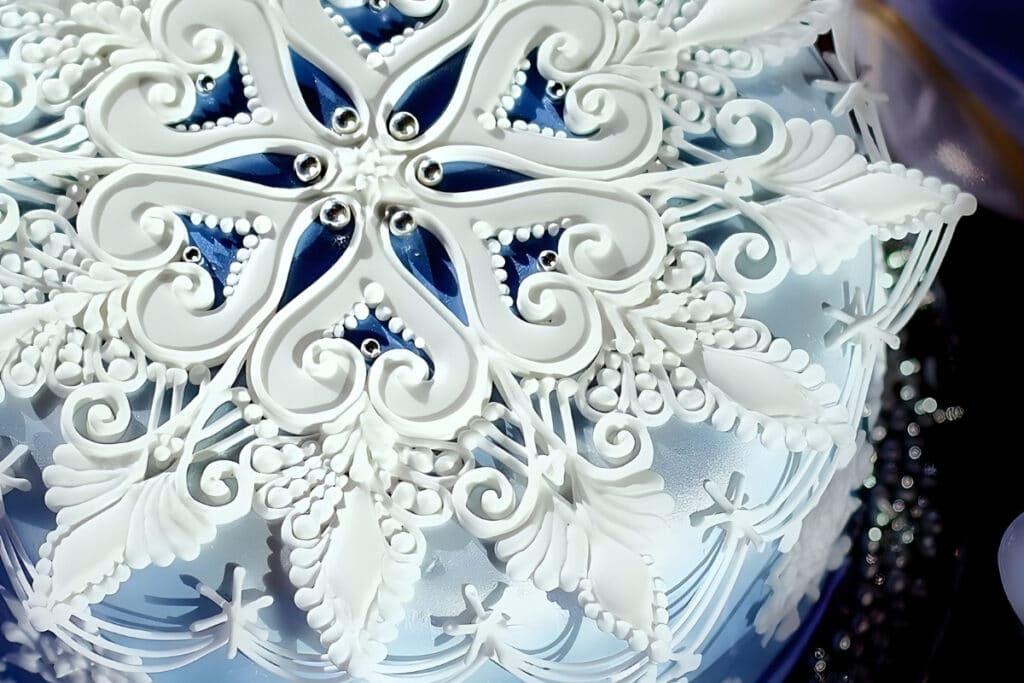 Cukormázzal írt royal icing tortatető részlet kép tanfolyam kártyához