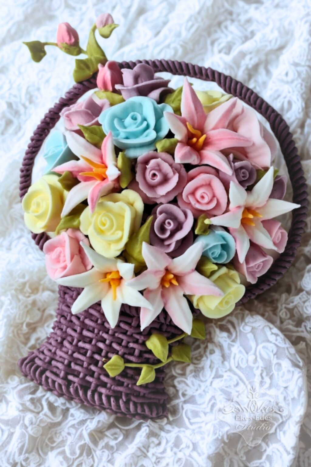 Cukormáz virágok, rózsák és liliomok egy cukormázból írt kosárban térbeli kompozíció tanfolyamon