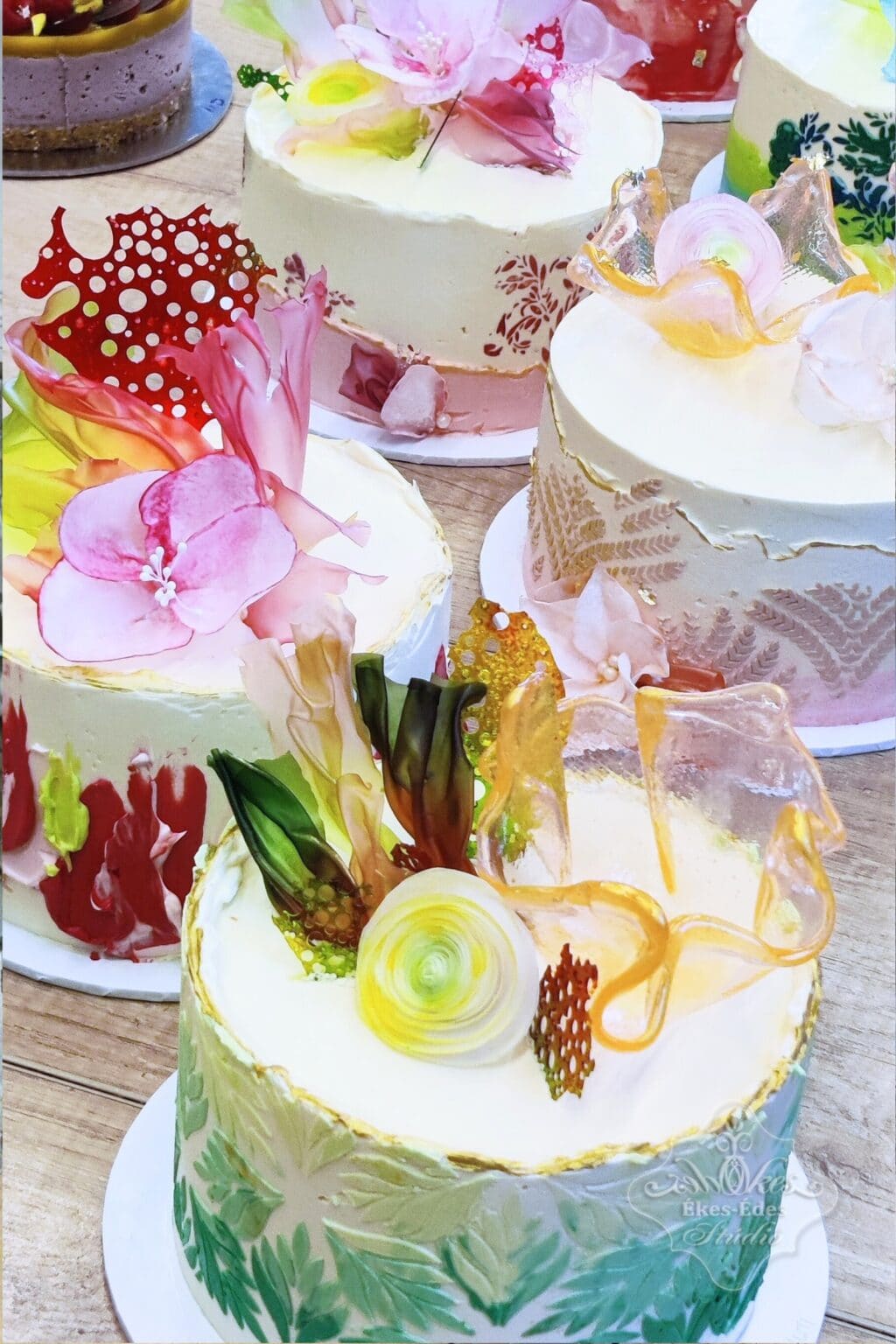 Mentes cukrászat szép, változatosan feldíszített tortái – Ékes-Édes Stúdió, tortadíszítő tanfolyam