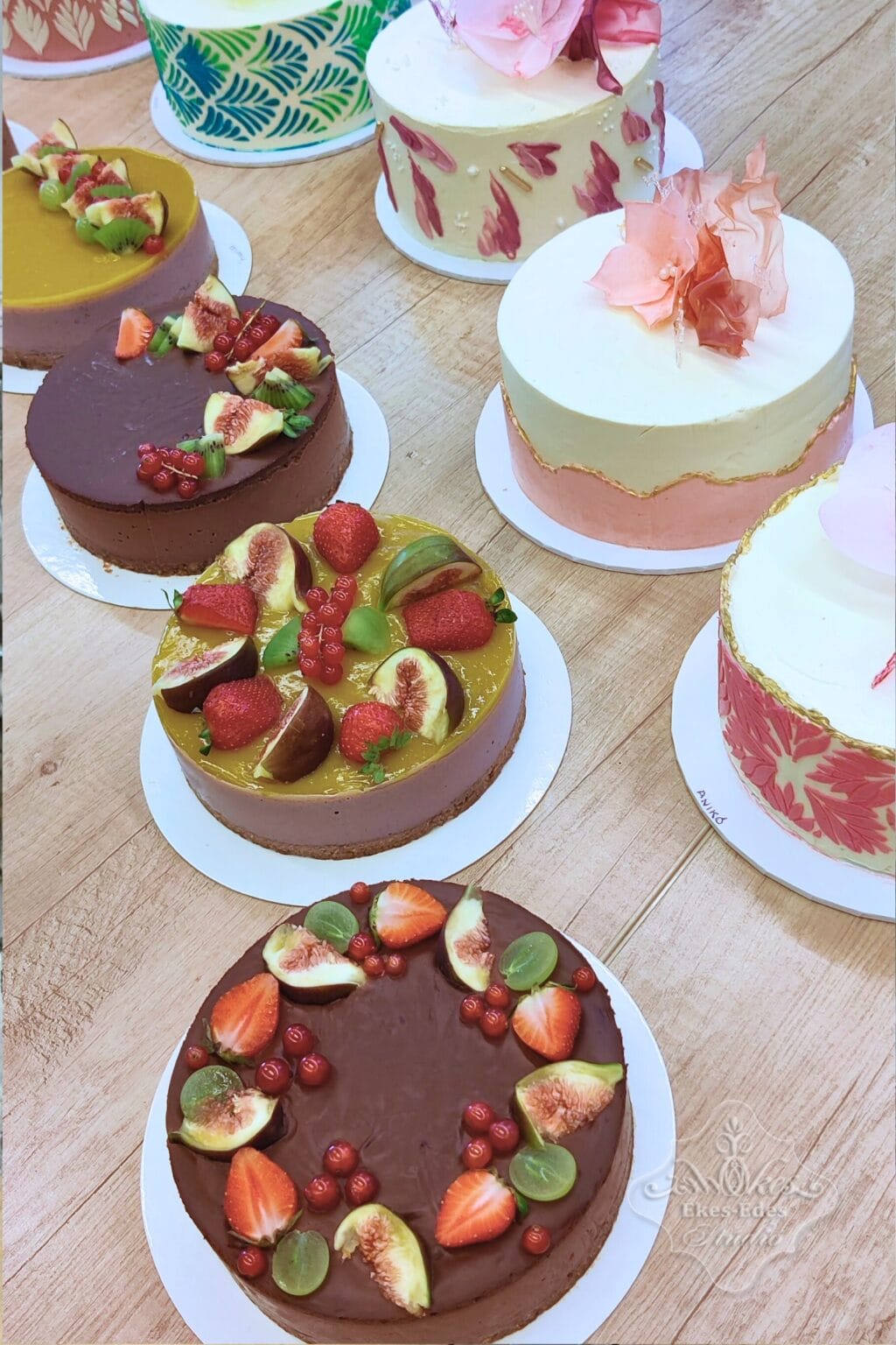 Színes mentes torták különböző gyümölcsökkel, csokoládéval, ostya és izomalt dekorációval – Ékes-Édes Stúdió, mentes cukrászat tanfolyam.