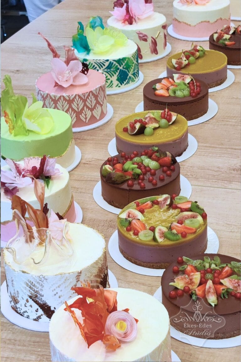 Színes mentes tanulói tortákkal tele asztal – Ékes-Édes Stúdió, mentes cukrászat tanfolyam