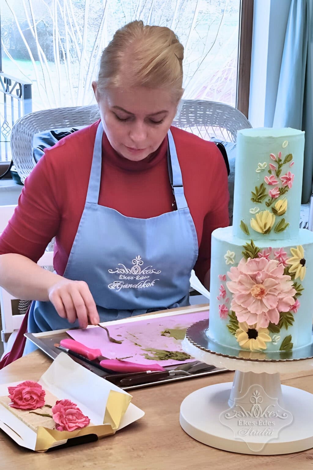 Tanuló munka közben 3D virágos csokoládés torta dekorációt fest, kézműves cukrászati munka – Ékes-Édes Stúdió, tortadíszítő tanfolyam