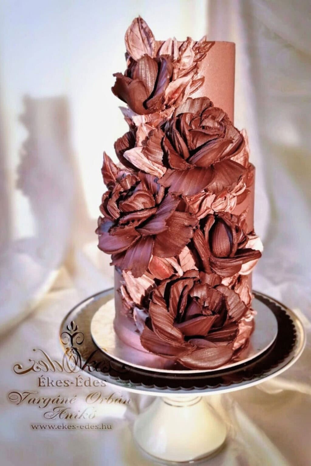 Csokoládé torta hatalmas 3D csokoládé rózsákkal festve, az oktató bemutató tortája – Ékes-Édes Stúdió, tortadíszítő tanfolyam