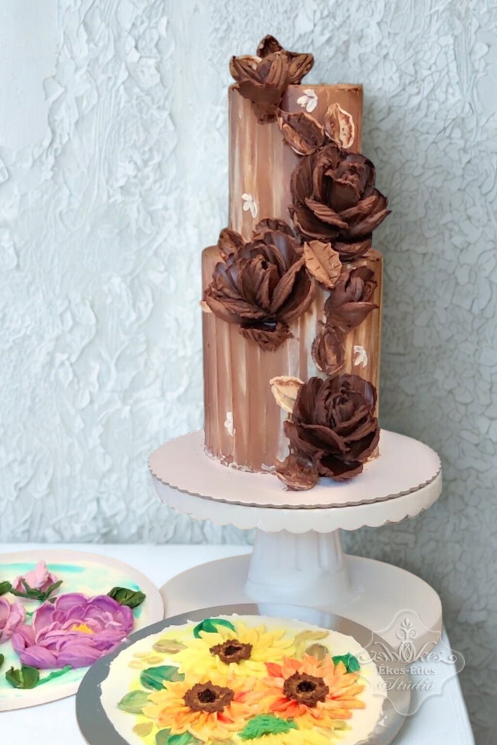 Elegáns csokoládé és virág díszítésű csokoládé torta, amit résztvevő készített a tanfolyamon – Ékes-Édes Stúdió, tortadíszítő tanfolyam