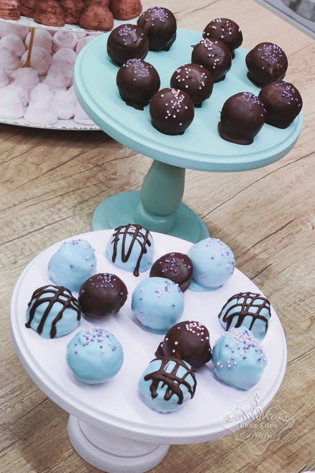 Ékes-Édes Stúdió pillecukor tanfolyamán készült mennyei, gyümölcsös, csokoládéval bevont pillecukor csókok.