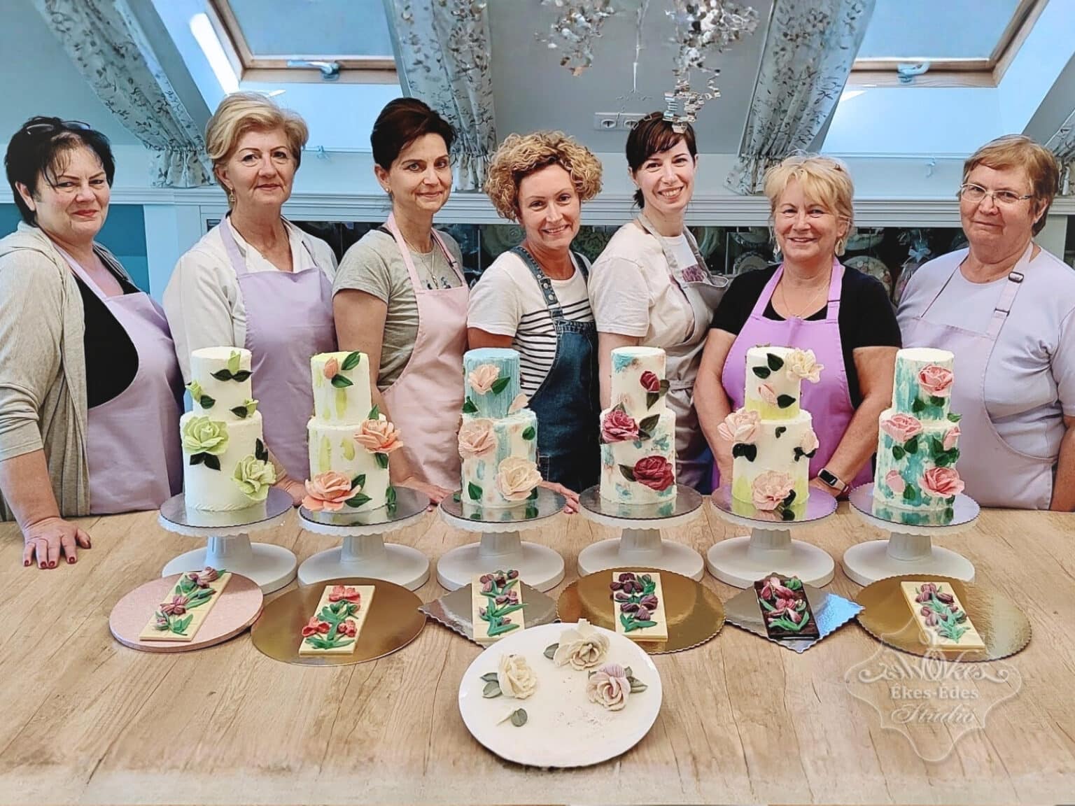 Az Ékes-Édes Stúdió 3D csokoládé késfestős tanfolyamának résztvevői és alkotásaik csoportképen.