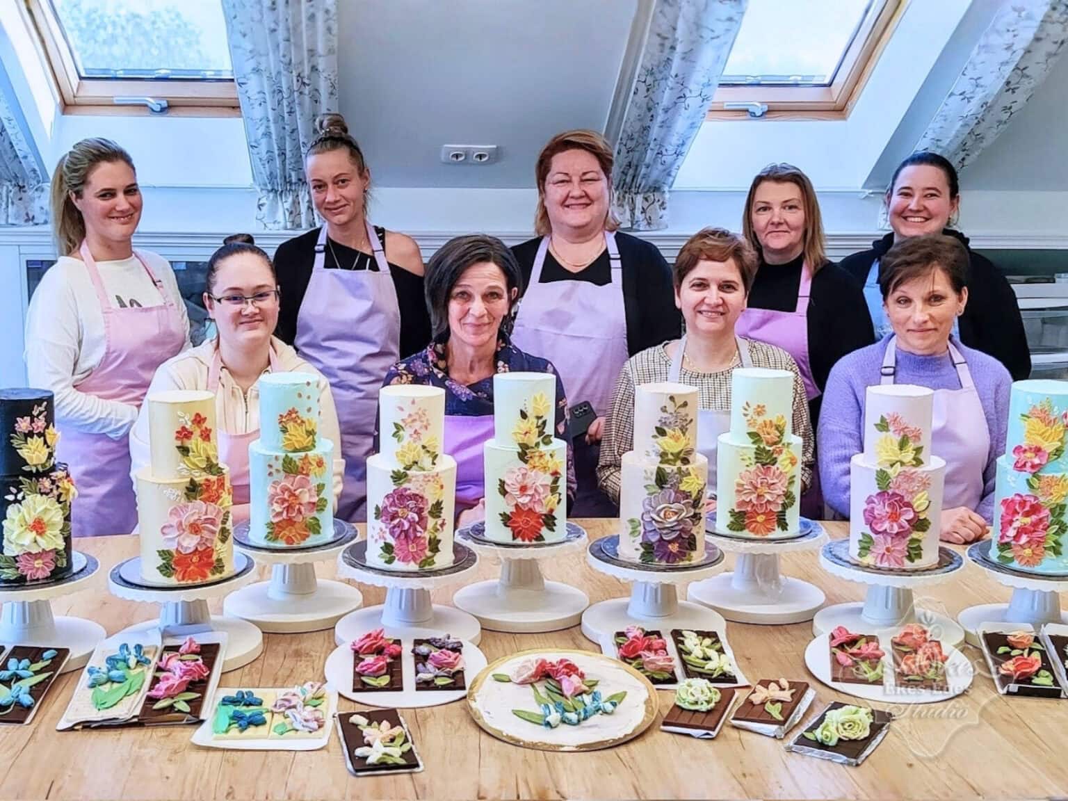 Csapatkép tanfolyam végén az elkészült tortákkal és más csokoládés alkotásokkal az Ékes-Édes Stúdióból, ahol kreatív tortákat és cukrászati alkotásokat készítenek.