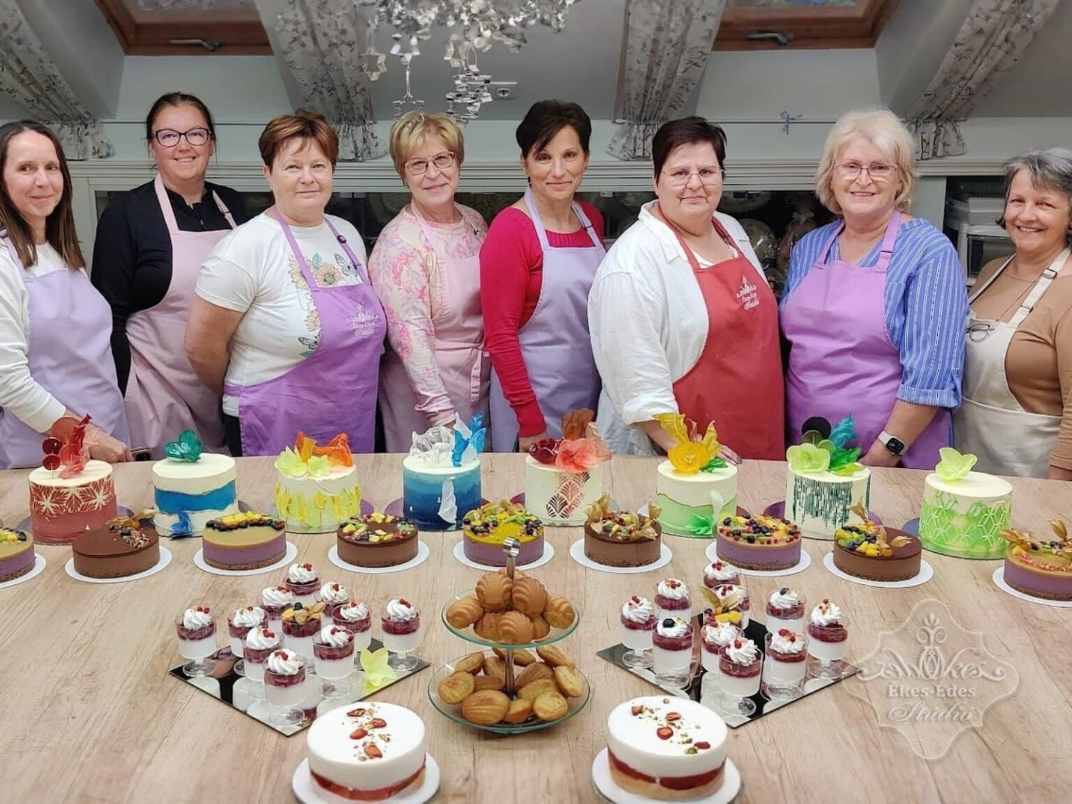 Csoportkép a résztvevőkkel, oktatóval és az elkészült rengeteg mentes tortával és süteményekkel.