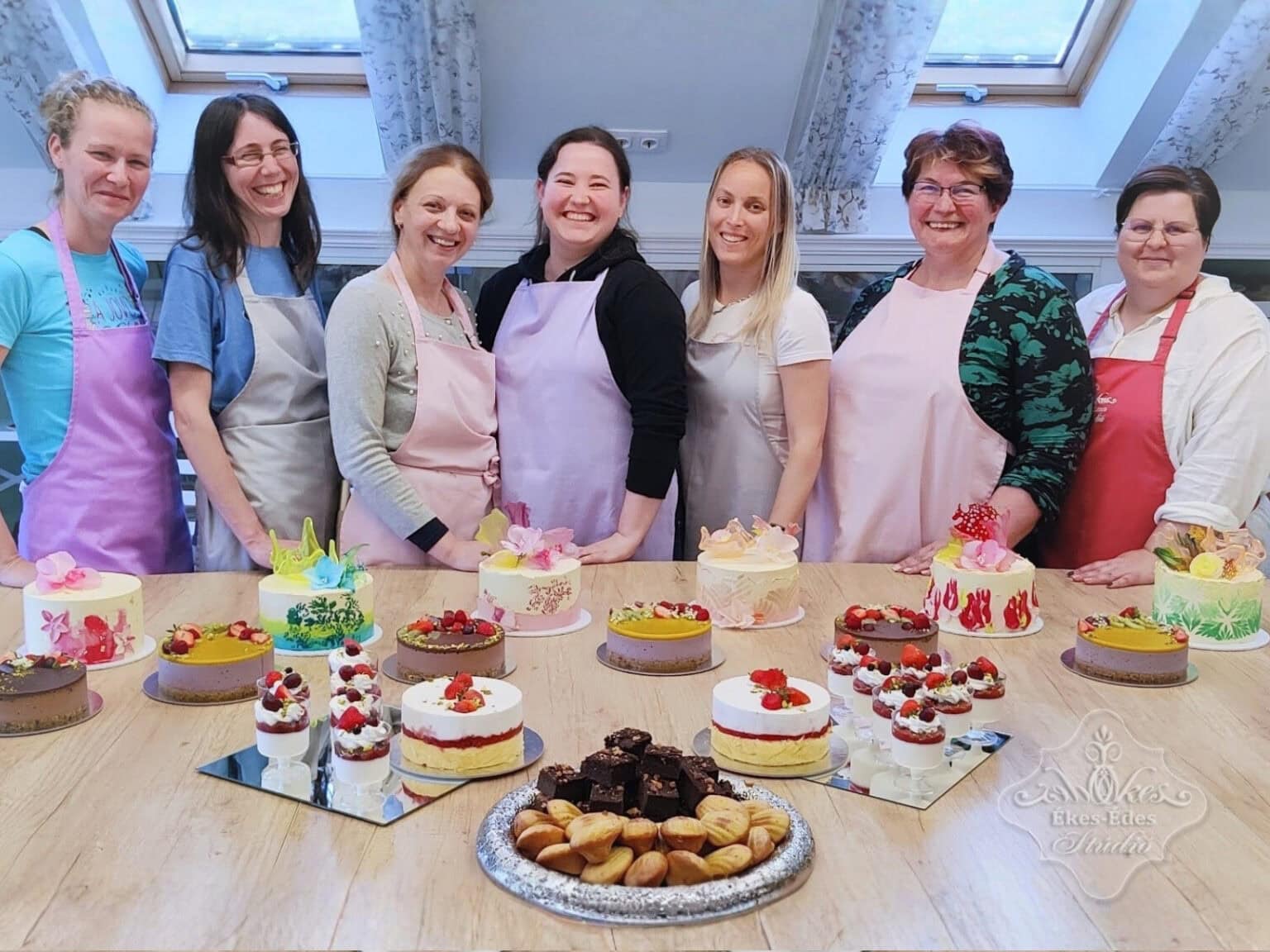 Torták és boldog emberek csoportja – Ékes-Édes Stúdió, mentes cukrászat tanfolyam.