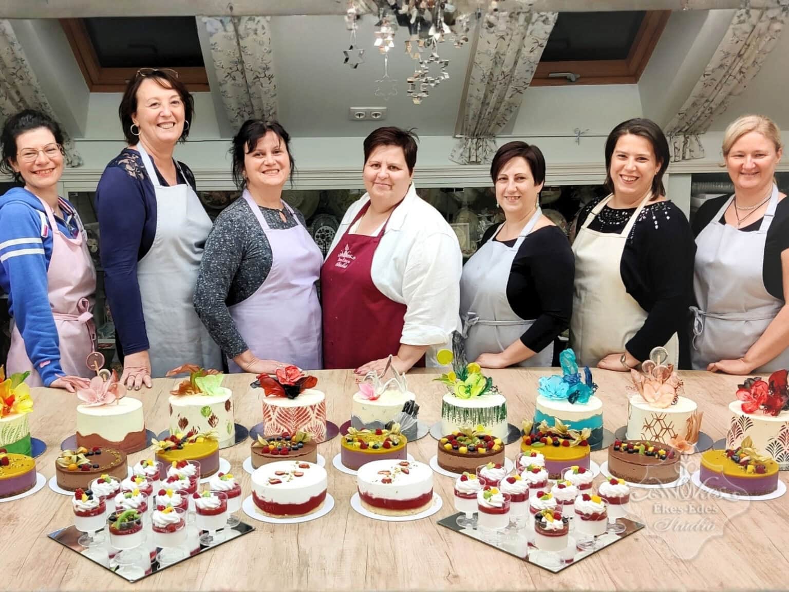 Ékes-Édes Stúdió csapat és színes, ízletes torták, készültek kézműves édességek és dekorációk – Ékes-Édes Stúdió, mentes cukrászat tanfolyam