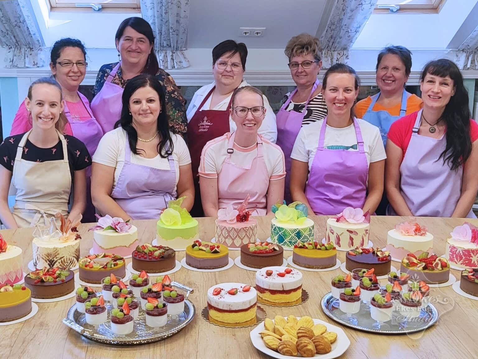 Cukrászati műhelyben készült finom és színes mentes torták és sütemények, csapatmunka eredményeként – Ékes-Édes Stúdió, mentes cukrászat tanfolyam