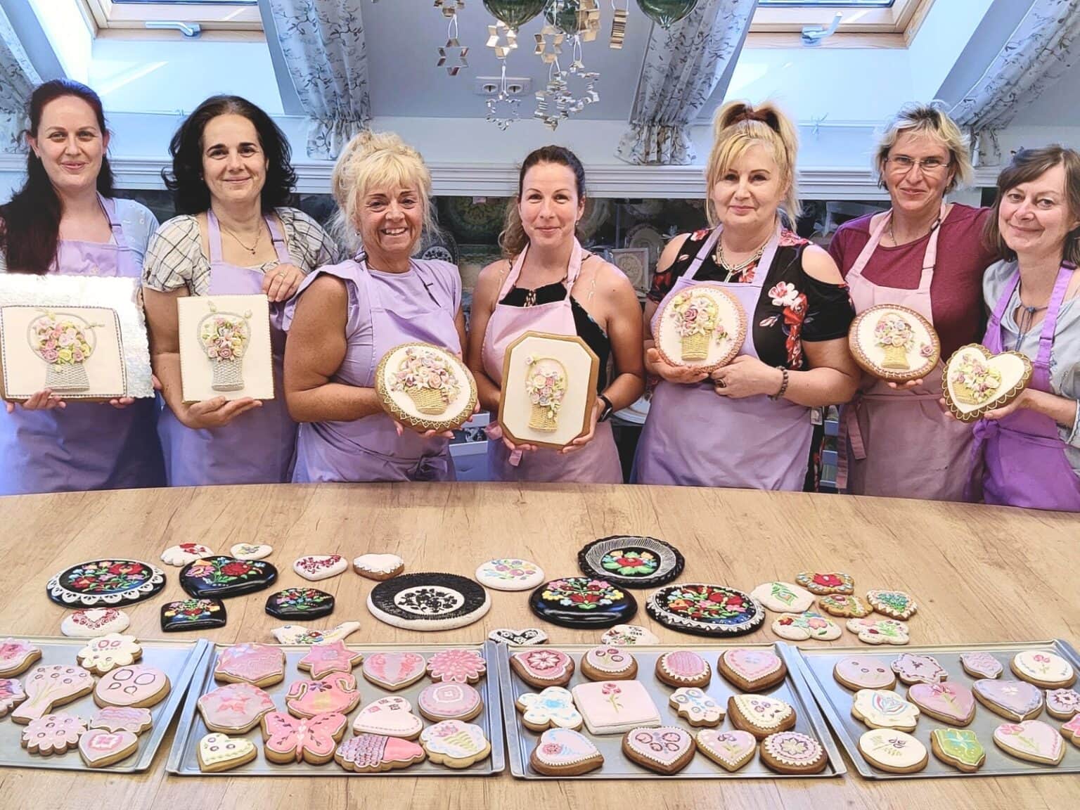 Ékes-Édes Stúdió csoportkép a tanfolyam végén rengeteg elkészített süteménnyel az asztalon – Ékes-Édes Stúdió, mézeskalács díszítő tanfolyam