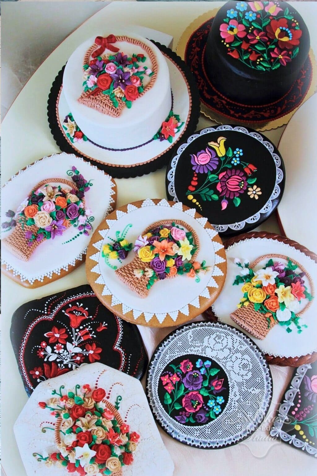 Virágos torta dekoráció, és mézeskalács kézművesdekorációk készítése – Ékes-Édes Stúdió, mézeskalács díszítő tanfolyam