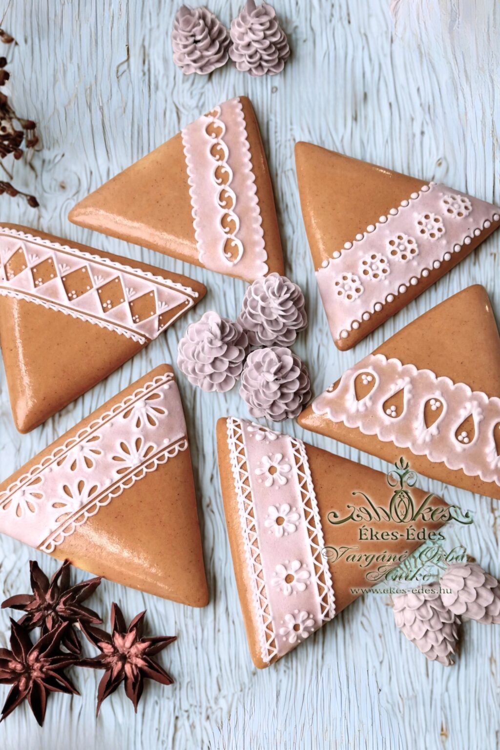 Finom vékony vonalakkal és fátyolmázzal díszített mézeskalács háromszögek - cukormázas tanfolyam Ékes-Édes Stúdió