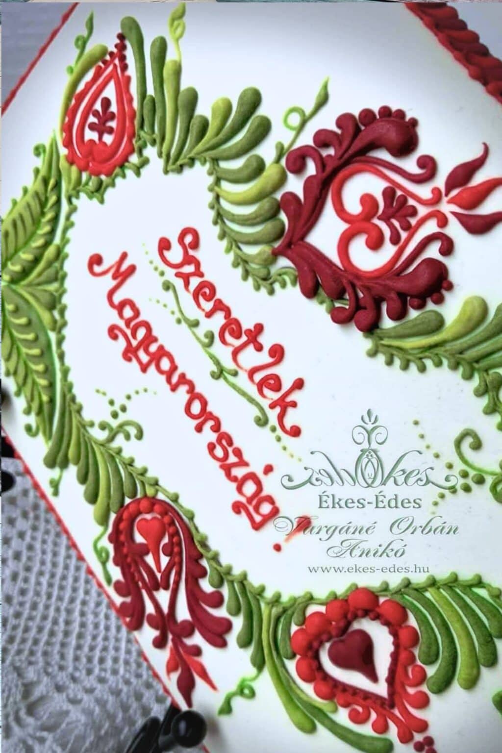 Magyar népies motívumokkal egyedi tervezésű alkotás mézeskalácson piros, fehér- zöld színekben – Ékes-Édes Stúdió, mézeskalács díszítő tanfolyam