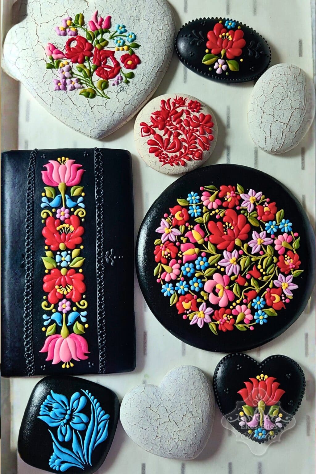 Résztvevők színes, változatos virágos kompozíciókkal díszített mézeskalács alkotásai – Ékes-Édes Stúdió, mézeskalács díszítő tanfolyam