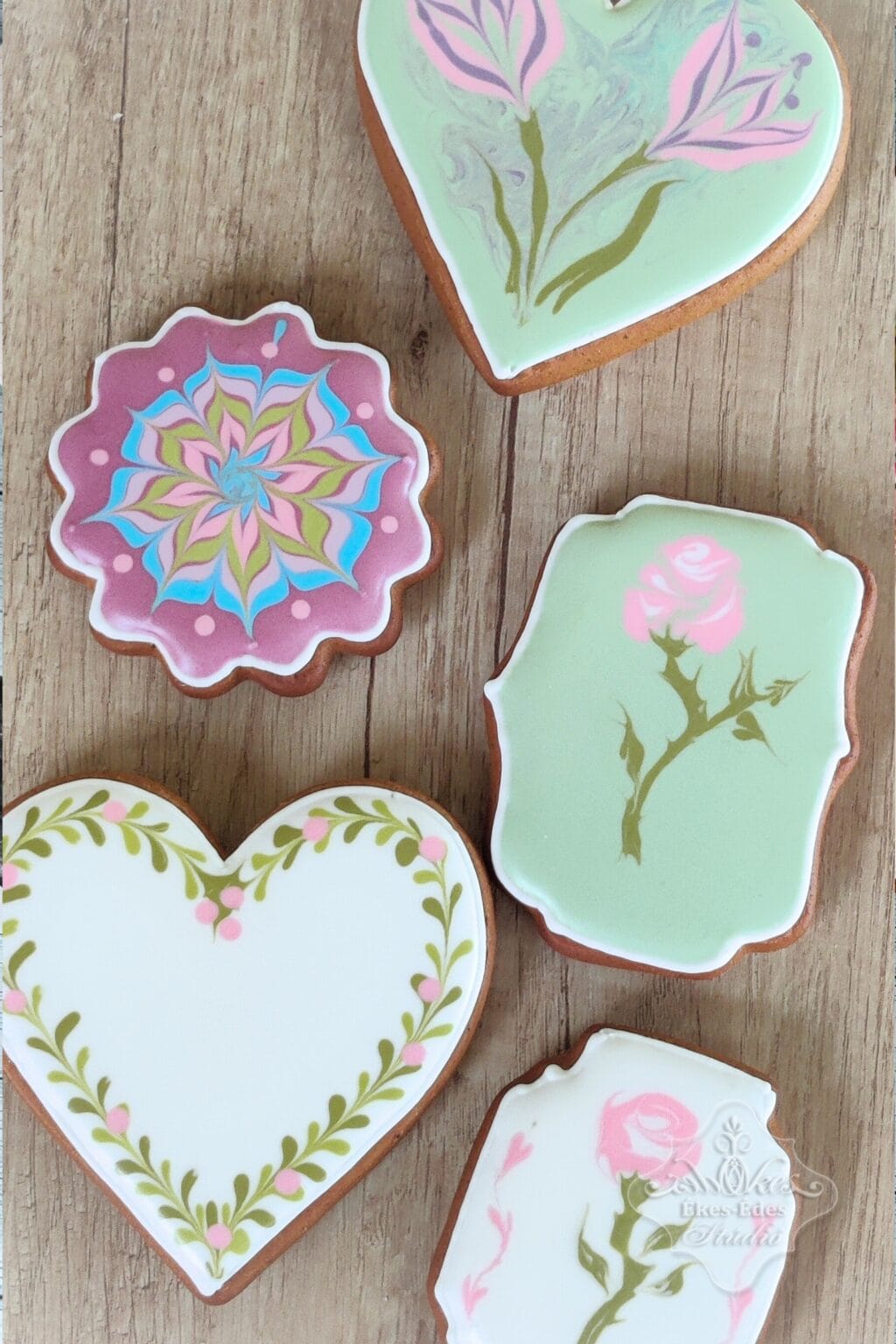 Díszített mézeskalács szív és virág mintákkal, kézzel készített édességek, tökéletes ajándék vagy de.