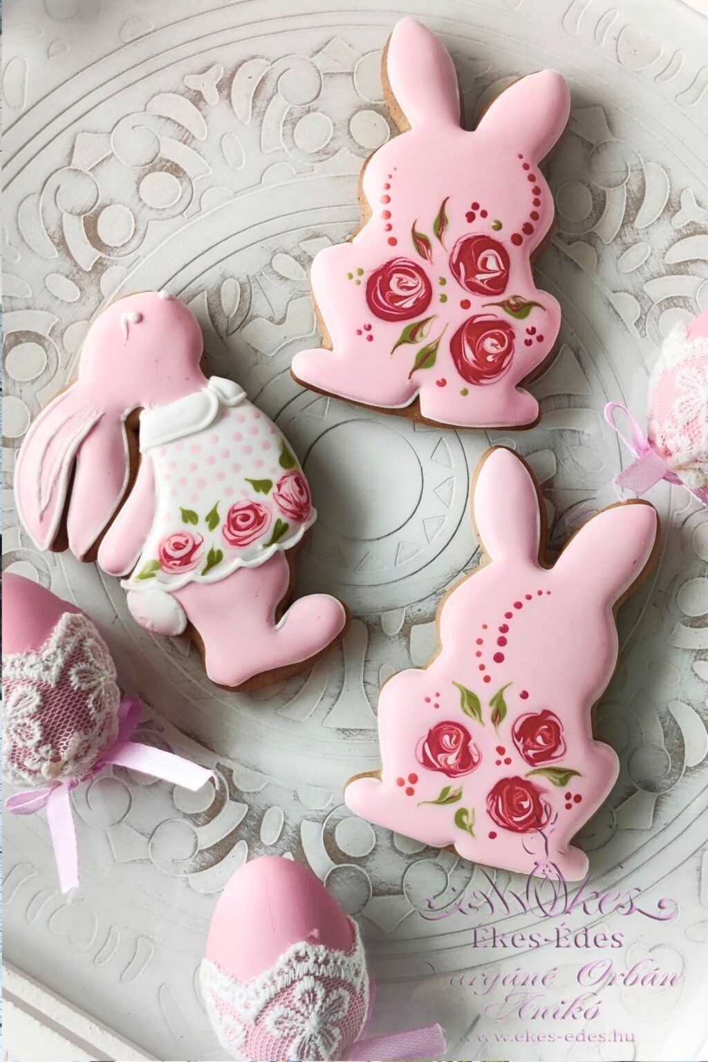 Ékes-Édes Stúdió nyuszi alakú mézeskalácsok, rózsás máz a mázban technikával díszítve – Ékes-Édes Stúdió, mézeskalács díszítő tanfolyam, az oktató bemutató darbajai.