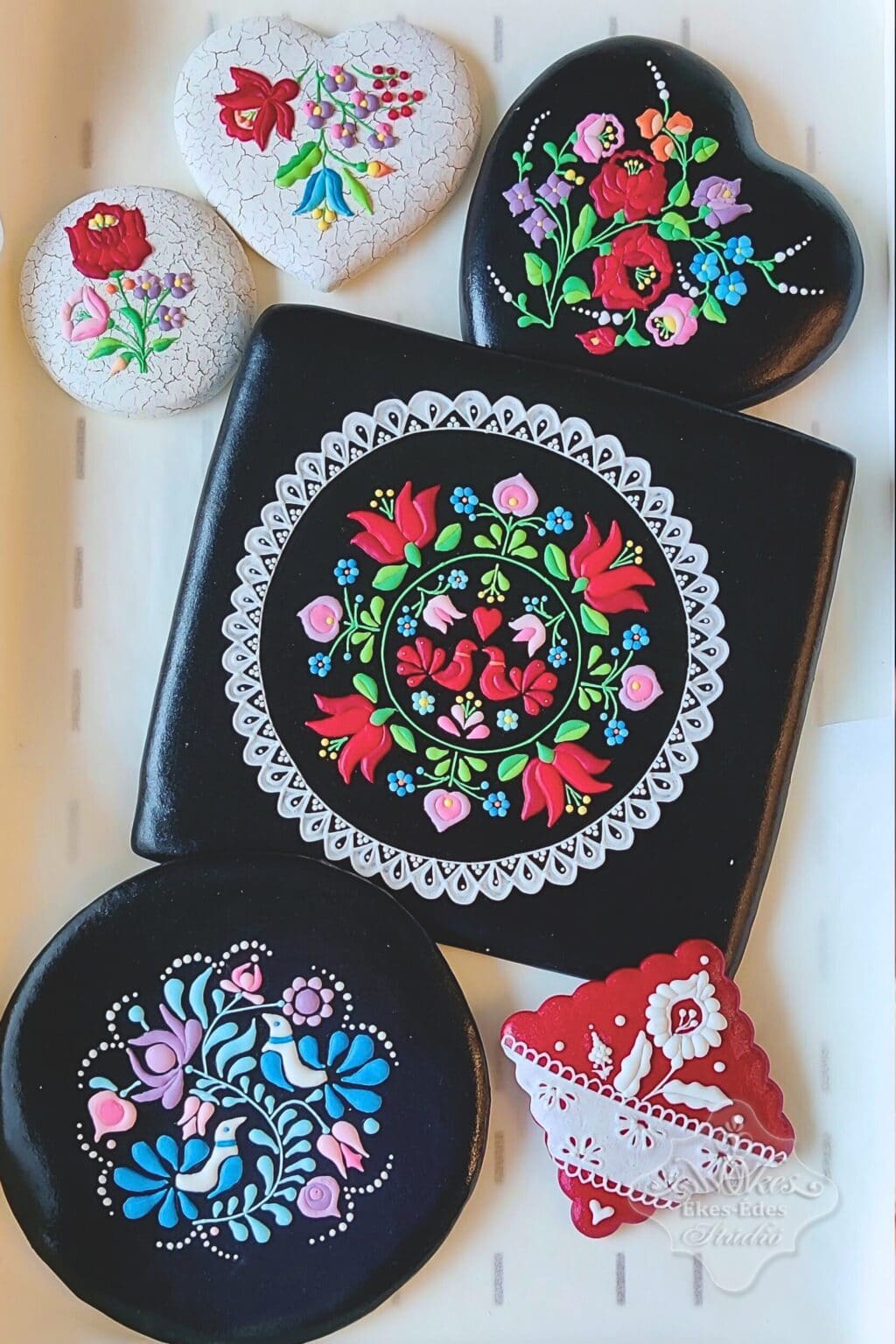 Kontúrok nélküli cukormázas díszítés színes mézeskalácsokon a tanfolyam végén – Ékes-Édes Stúdió, mézeskalács díszítő tanfolyam