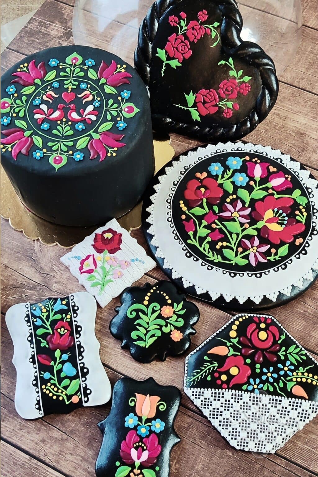 Kézműves, színes népi virágos mintás torták, és mézeskalácsok részletesen kidolgozott cukormáz dekorációval, az Ékes-Édes Stúdió tanfolyamán.