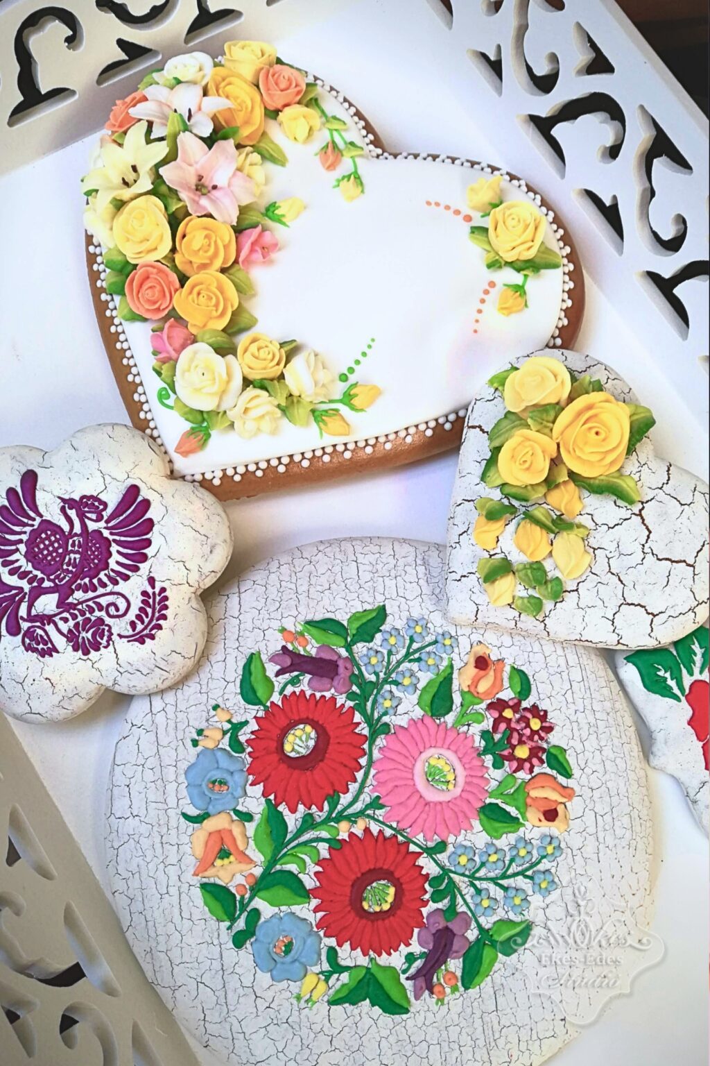 Cukormázas mézeskalácsok színes népi hímzés, és térbeli rózsacsokor díszítésekkel – Ékes-Édes Stúdió, mézeskalács díszítő tanfolyam