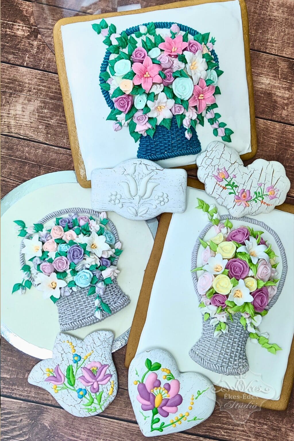 Cukormázas virágkosár dekorációk: díszítőcsővel 3D rózsákkal és liliomokkal, és kisebb színes mézeskalácsok – Ékes-Édes Stúdió, mézeskalács díszítő tanfolyam