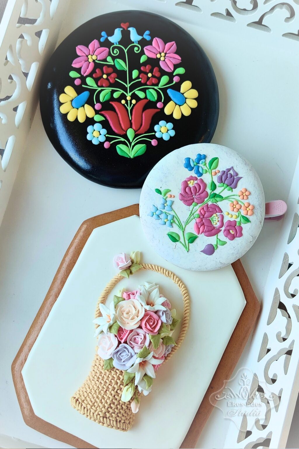 Virágmintás kézműves cukormázas mézeskalácsok és magyar motívumok felhasználásával, dekoratív egyedi ajándék lehet – Ékes-Édes Stúdió, mézeskalács díszítő tanfolyam