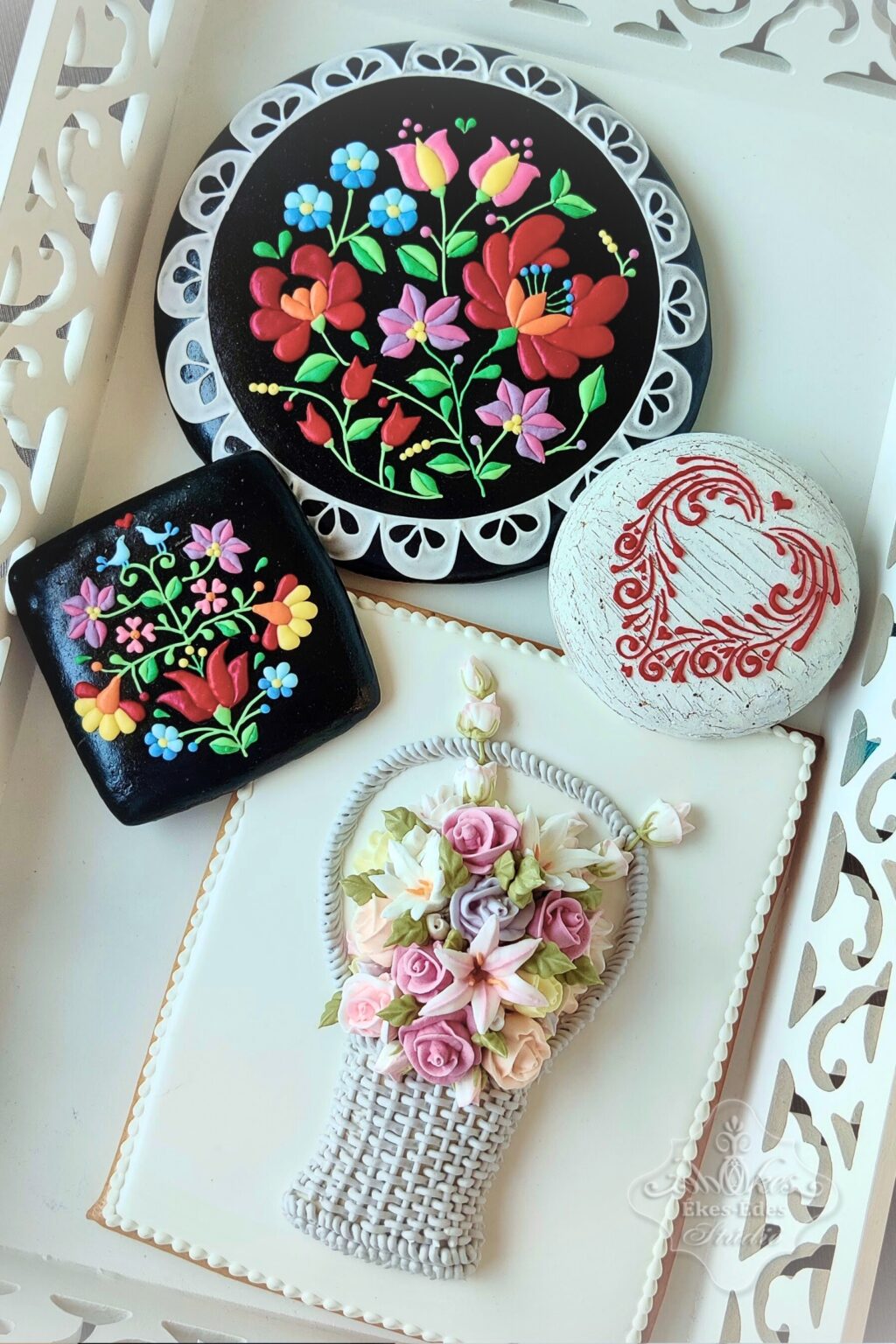 Ékes-Édes Stúdió, kézzel készített színes, finom díszítésű virágos cukormázas mézeskalácsok, a tanulók munkái a tanfolyam végén.