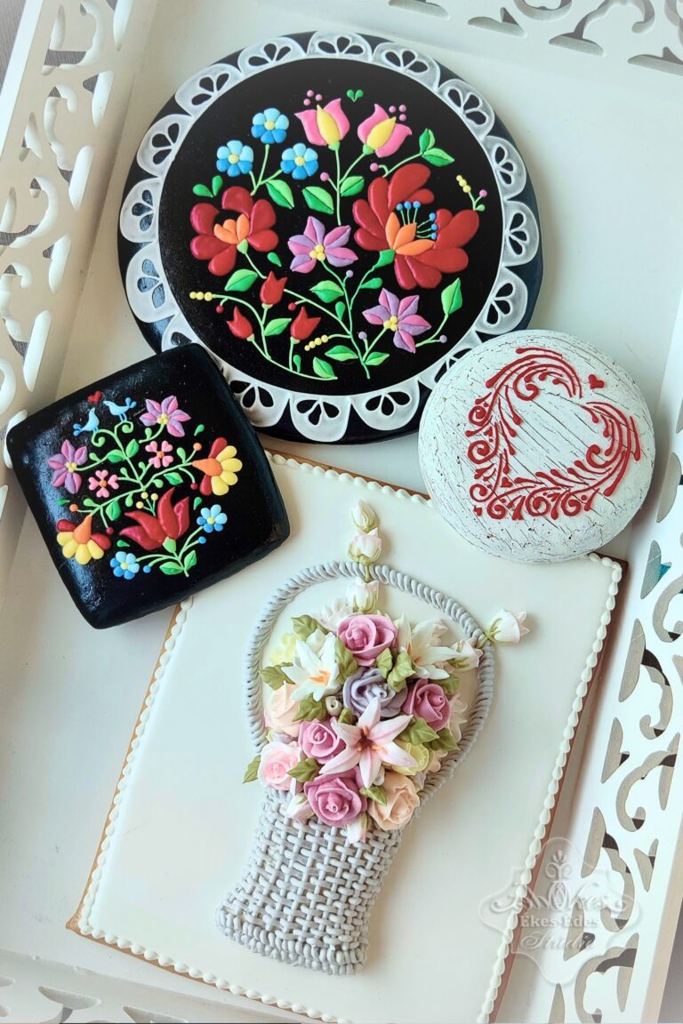 Ékes-Édes Stúdió, kézzel készített színes, finom díszítésű virágos cukormázas mézeskalácsok, a tanulók munkái a tanfolyam végén.