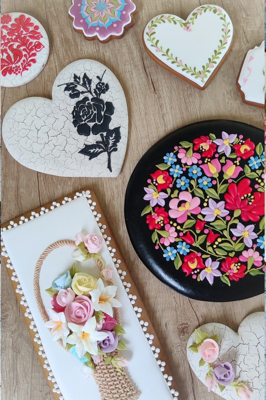 Tanfolyam végén a tanulói színes, díszítőcsöves virágos és kontúrok nélküli, valamint terülőmázas cukormázas technikákkal készült munkadarbok az Ékes-Édes Stúdióban.